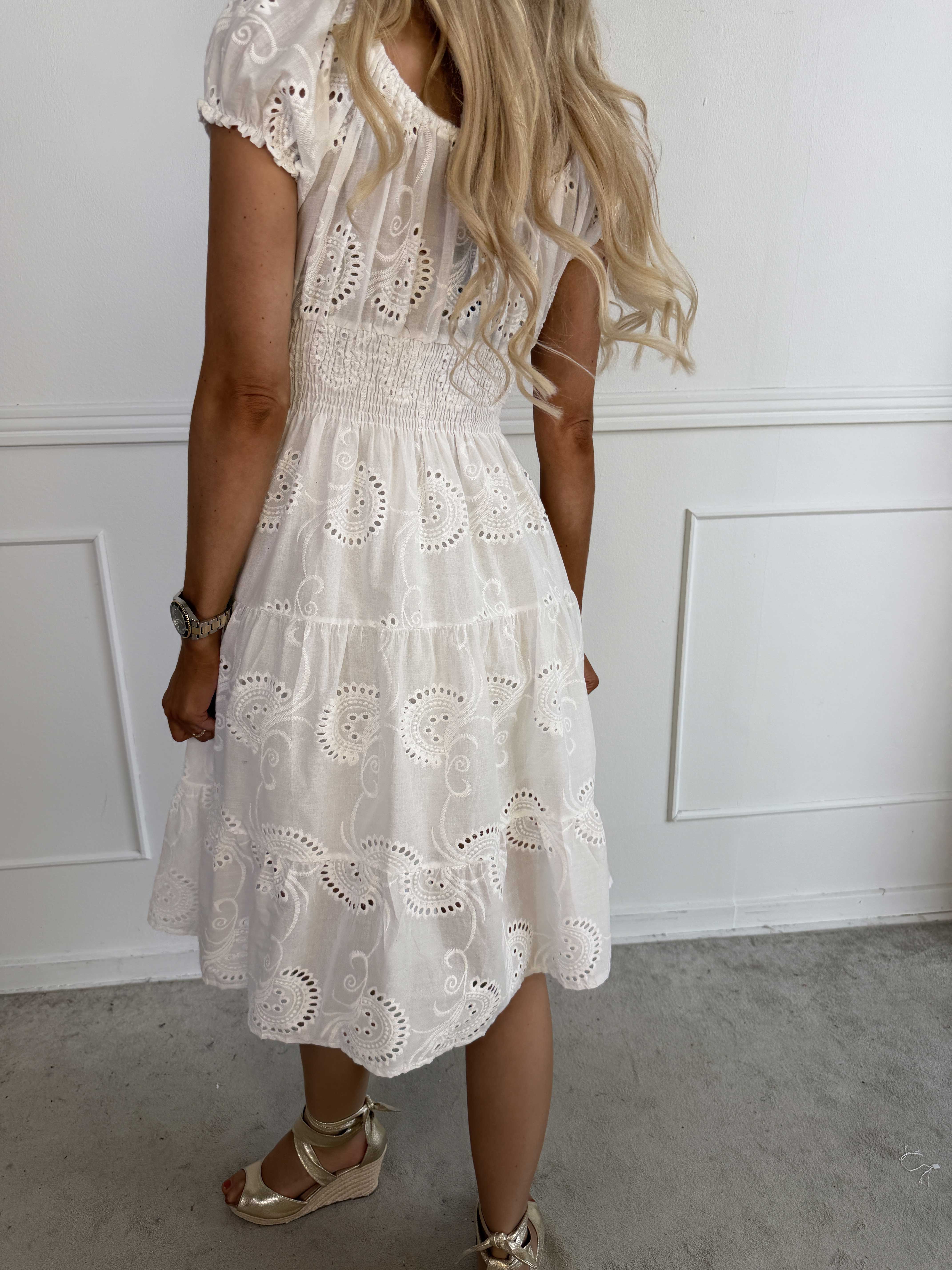 Aleia Broderie - Kort viskosekjole med smock i broderie anglaise